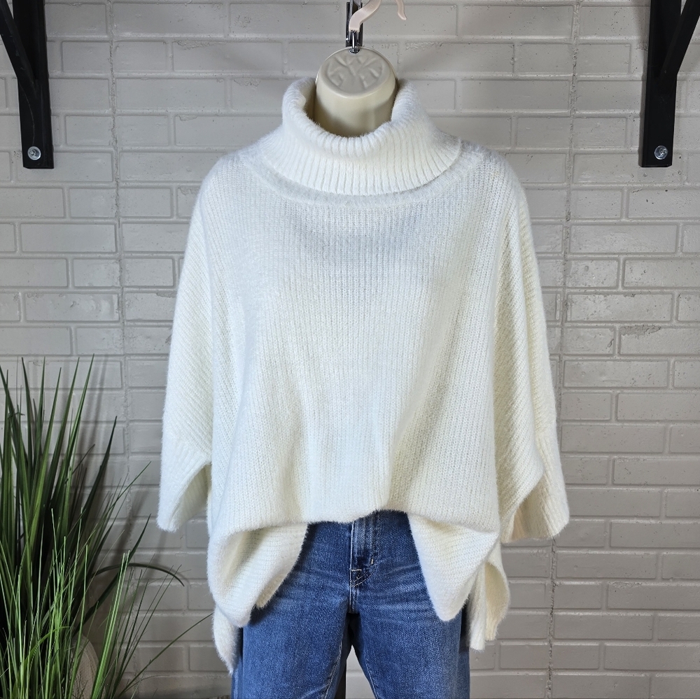 Staccato White Fuzzy Dolman Sleeve Turtleneck Sweater Medium Large